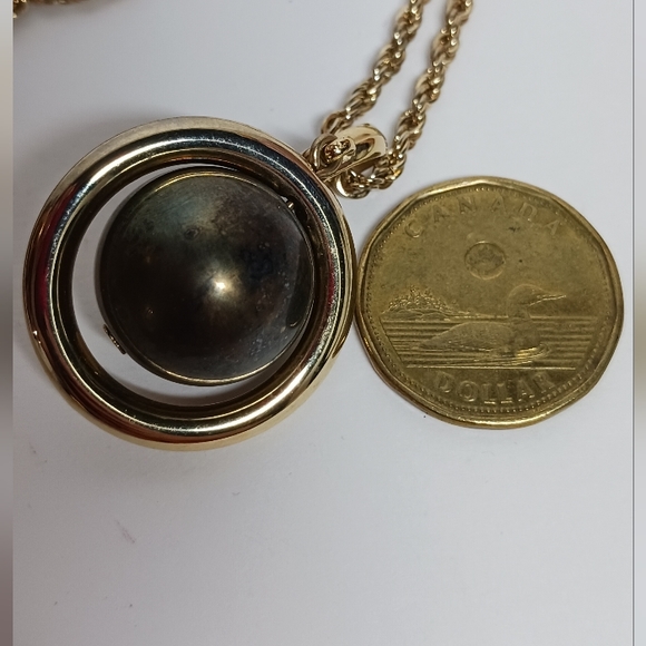 Gold tone necklace with faux pearl  pendant - Picture 5 of 6